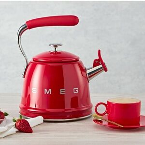 SMEG Retro Stovetop 2.4 Quart Whistling Kettle